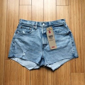 NWT Levi’s 501 Light Wash Denim Shorts size 27